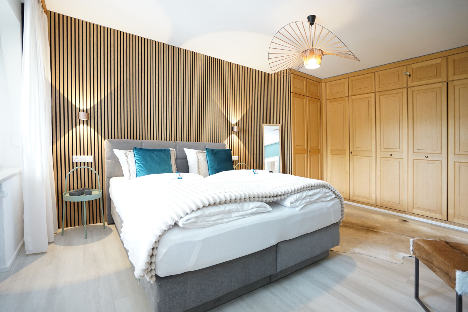 Schlafzimmer renoviert, mit Mass-Möbeln aus unserer Schreinerei