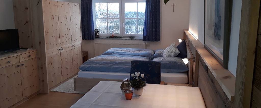 Einrichtung Ferienwohnung Kleiderschrank mit Zirbenbett und Altholzwandverkleidung